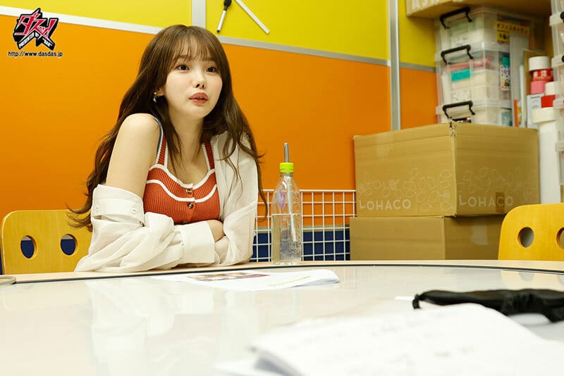 Av2024 จับสาวมารุมโทรมกระแทกสุดโคนจนน้ำกระจาย DASS-272 1